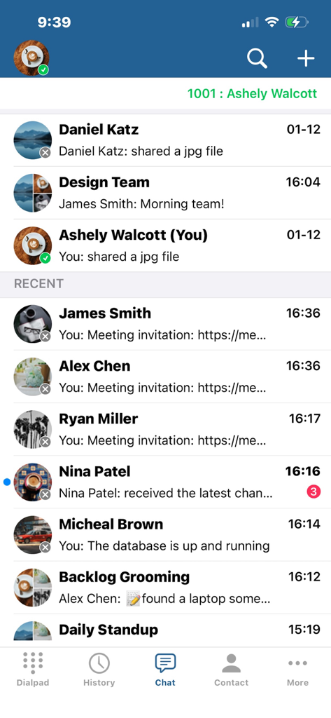 Pantalla de chat de la aplicación FortiFone que muestra una lista de conversaciones recientes de negocios y mensajes del equipo.