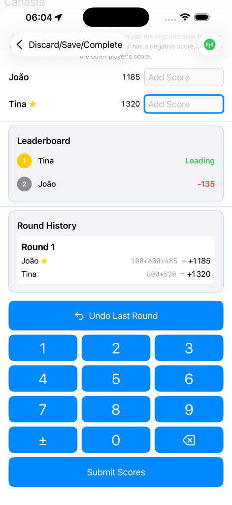 Tela de rastreamento de pontuação mostrando um placar e o histórico de rodadas para um jogo de cartas.