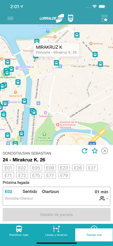 Interfaz de la aplicación Lurraldebus mostrando un mapa de San Sebastián con los tiempos de llegada de autobuses en tiempo real y las ubicaciones de las paradas