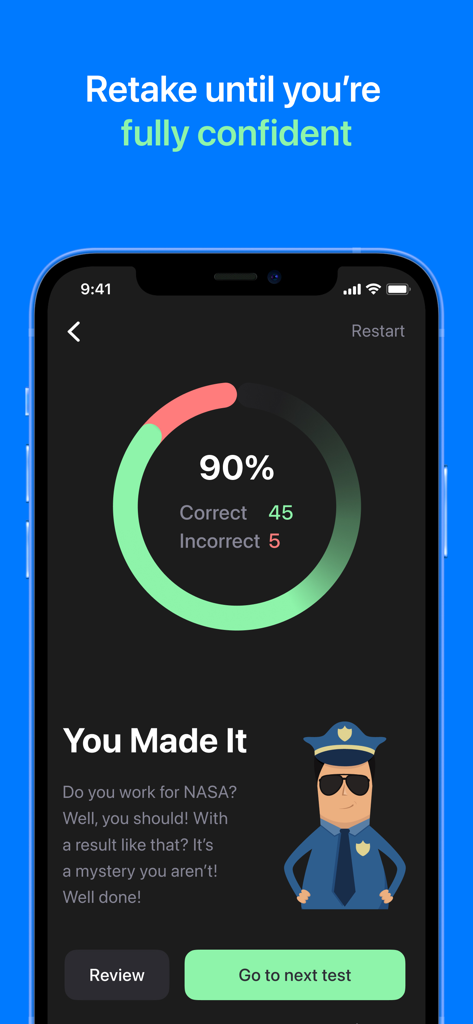 Driving Theory Test Genie™ - Captura de pantalla de la aplicación Driving Theory Test Genie que muestra un resultado de aprobado del noventa por ciento en un examen de práctica con un policía de dibujos animados.