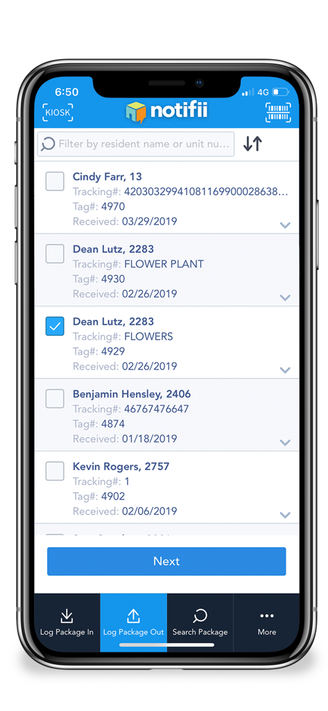 Interfaz de la aplicación Notifii Track que muestra una lista de paquetes de residentes y la función de registrar salida de paquete en un iPhone.