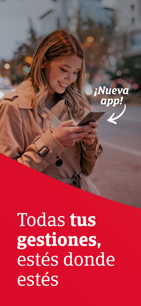 Una mujer sonriendo mientras usa su smartphone con la app E-cliente Occident.