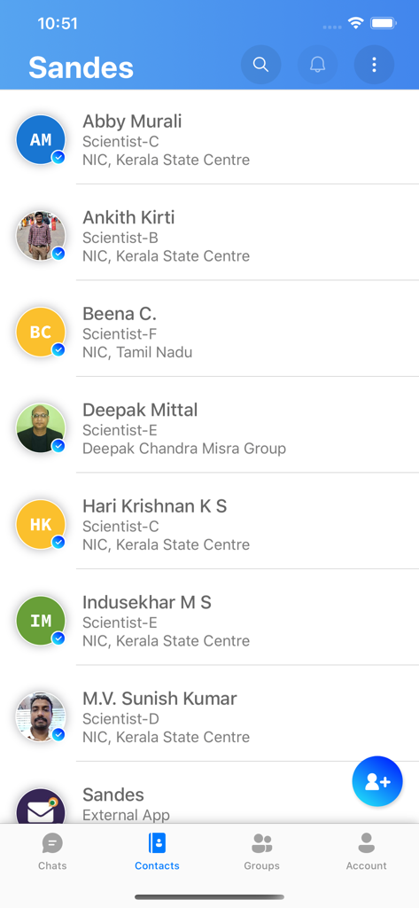 Sandes - Sandes政府メッセージングアプリの検証済み連絡先リスト。名前と公式役職が表示されています。