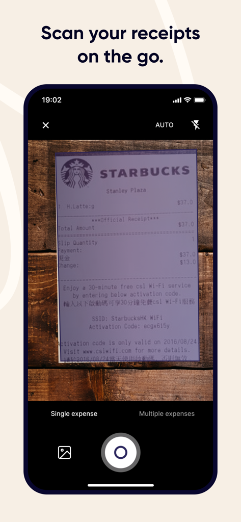 Rydoo - Rydoo-Mobile-App-Oberfläche scannt einen Starbucks-Beleg auf einem Holztisch zur Spesenverfolgung.