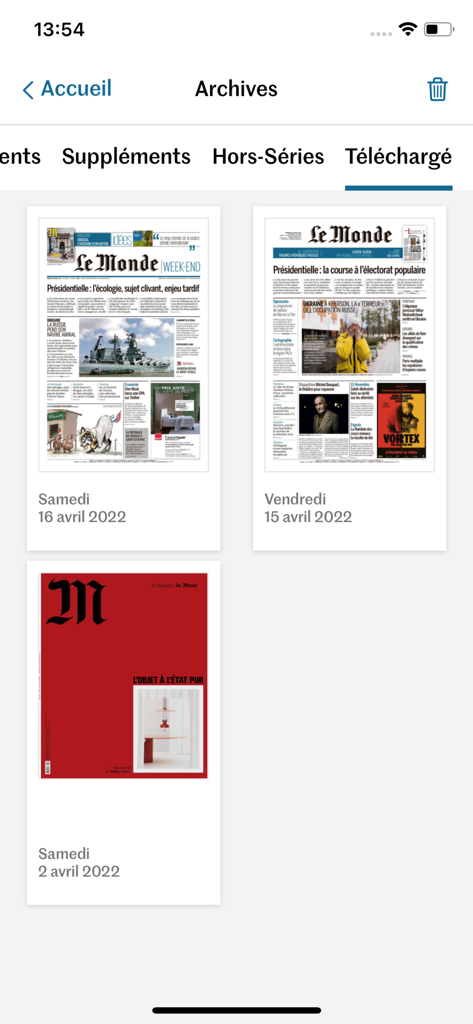 ル・モンドアプリのアーカイブセクションにあるダウンロード済みの新聞版と雑誌のビュー。