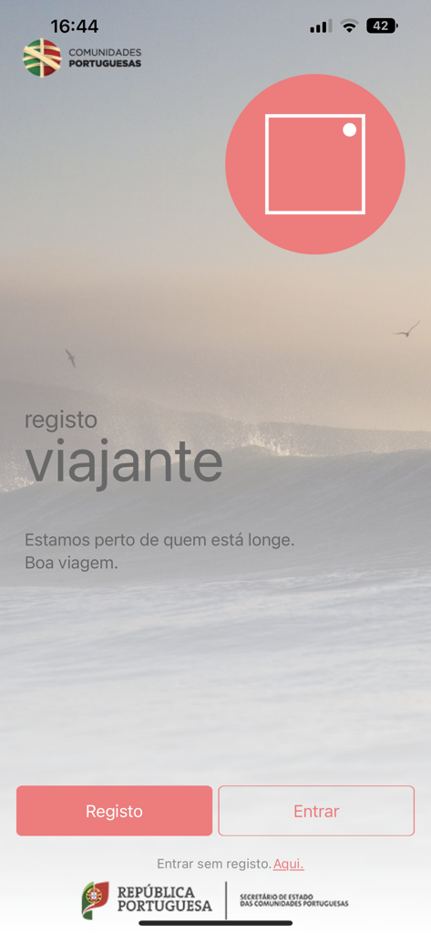 Registo Viajante mobile app home screen with registration and login buttons over a seascape background
