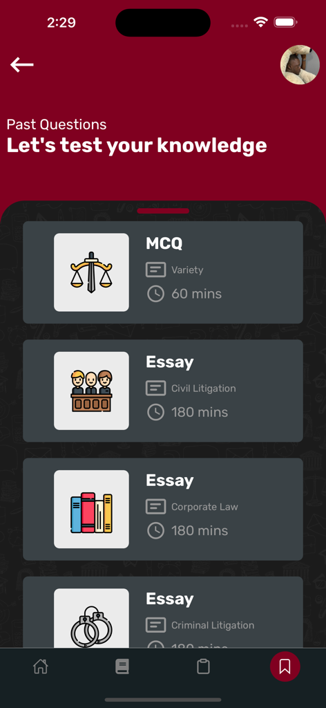 Law School Paddi - Pantalla móvil que muestra opciones de preguntas de práctica de opción múltiple y ensayo en varias materias legales como Litigios Civiles y Derecho Corporativo.