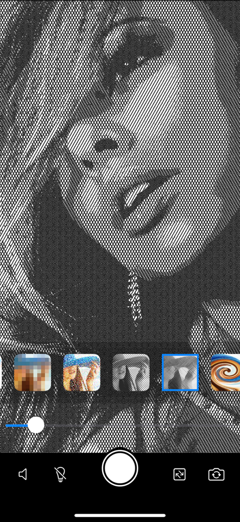 Portrait Sketch Camera - Interfaz de la aplicación Portrait Sketch Camera que muestra un filtro artístico de sombreado cruzado en blanco y negro aplicado a una foto.