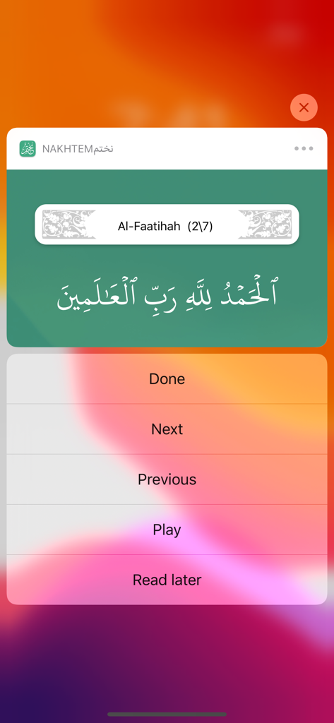 Nakhtem-App-Benachrichtigung, die einen Vers aus Sure Al-Faatihah auf Arabisch mit Lese-Steuerelementen zeigt.