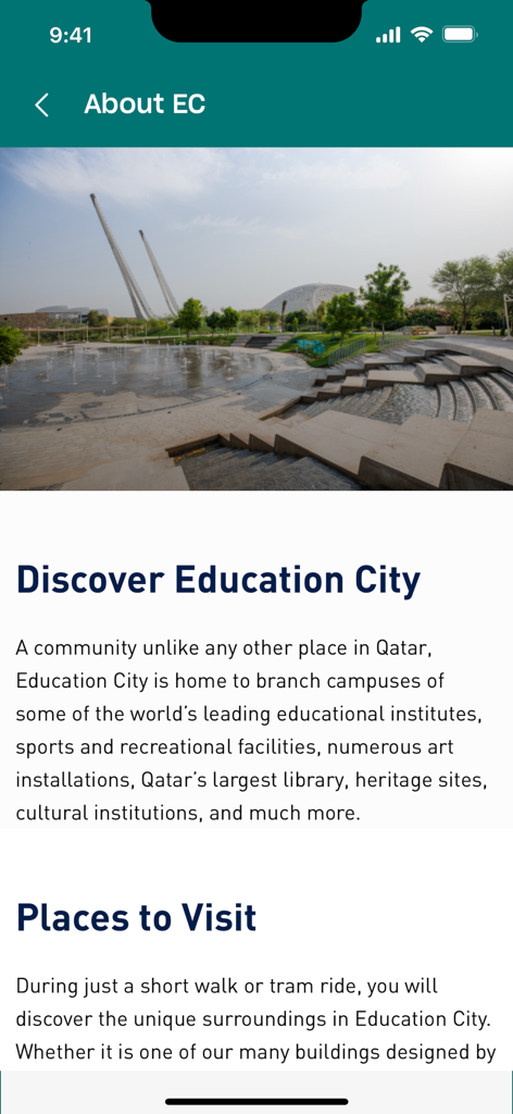 Écran de l'application mobile montrant une vue extérieure pittoresque du campus d'Education City avec une architecture moderne et des jardins paysagers.