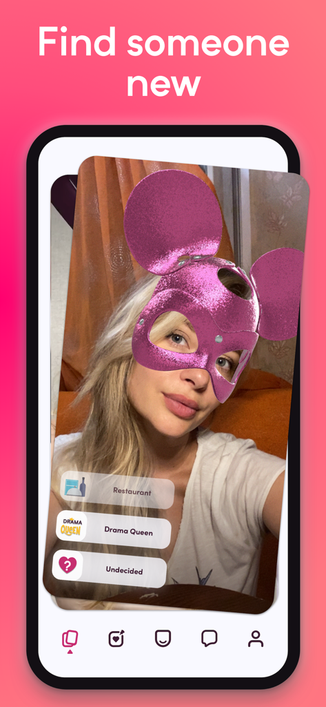 PeekUp: The Casual Dating App - Perfil de usuario en la app de citas PeekUp con una mujer usando una máscara de RA rosa brillante y etiquetas de personalidad.
