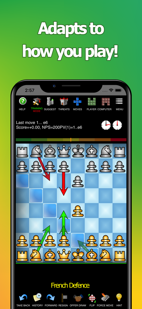 Interfaz de la aplicación Chess Pro que muestra el modo de entrenamiento con flechas de análisis de movimientos para una apertura de Defensa Francesa.