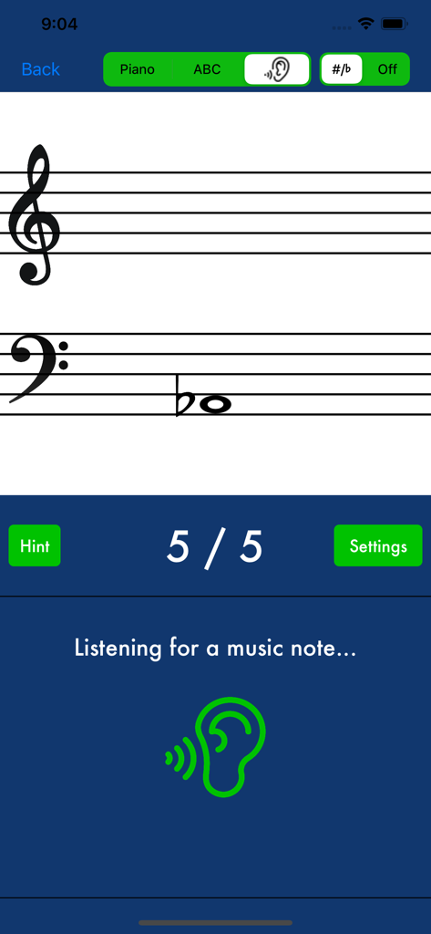 Interface do aplicativo de música NoteRacer mostrando o modo de escuta ativa para reconhecimento de notas em uma pauta musical