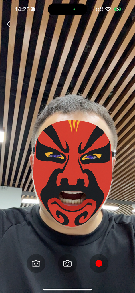AR Mask – Face Fun & Effects - アプリ内で顔に使用されている、赤と黒の演劇風ARマスクのリアルタイムプレビュー。
