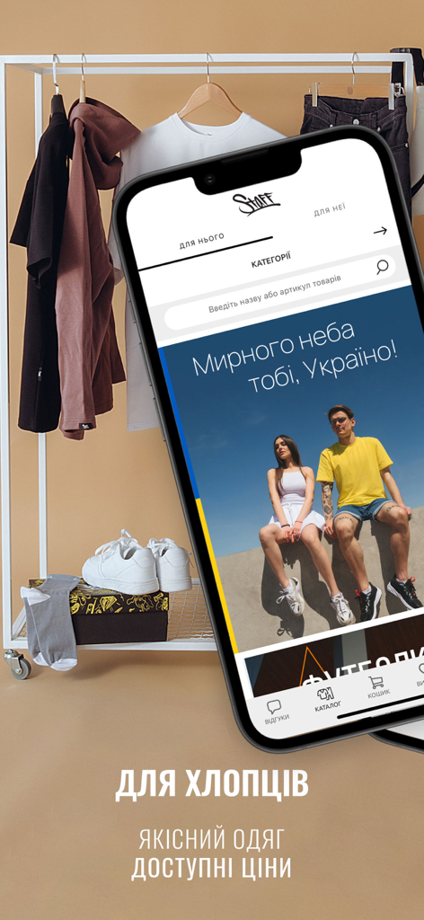 Smartphone mostrando la interfaz de la app Staff Clothes con un enfoque en streetwear masculino