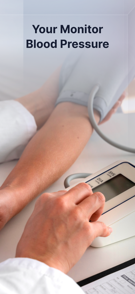 デジタルモニターとアームカフを使用して血圧を測定している人