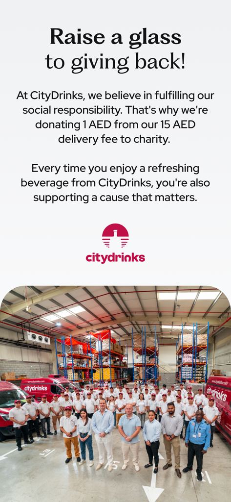 Mensagem do CityDrinks sobre doação de parte da taxa de entrega para caridade, apresentando uma foto da equipe em seu armazém