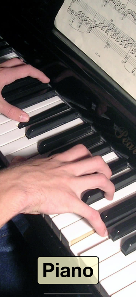 Sound Touch Lite: Flash Cards - Una tarjeta de la aplicación Sound Touch Lite que muestra una foto real de manos tocando un teclado de piano con la etiqueta Piano.