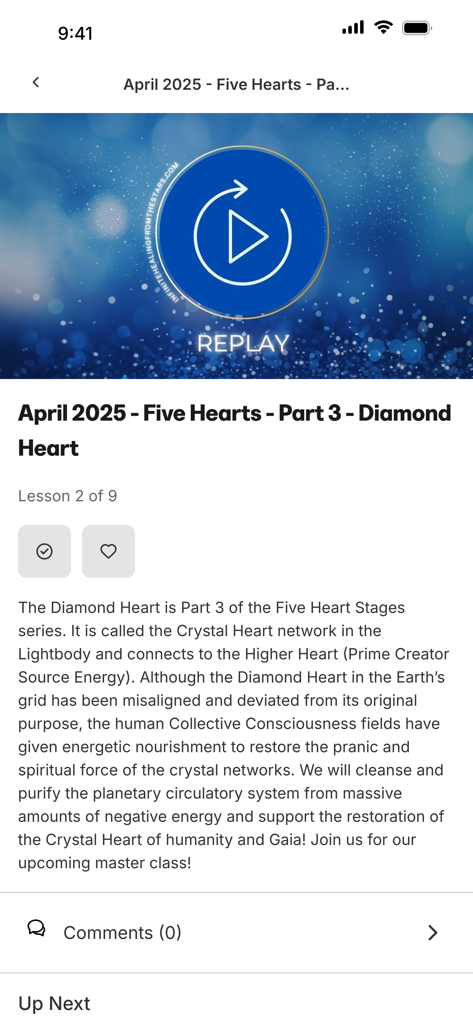 Una pantalla de la app móvil de la Universidad Arcturiana que muestra una lección espiritual titulada Corazón de Diamante con un reproductor de video y texto descriptivo.