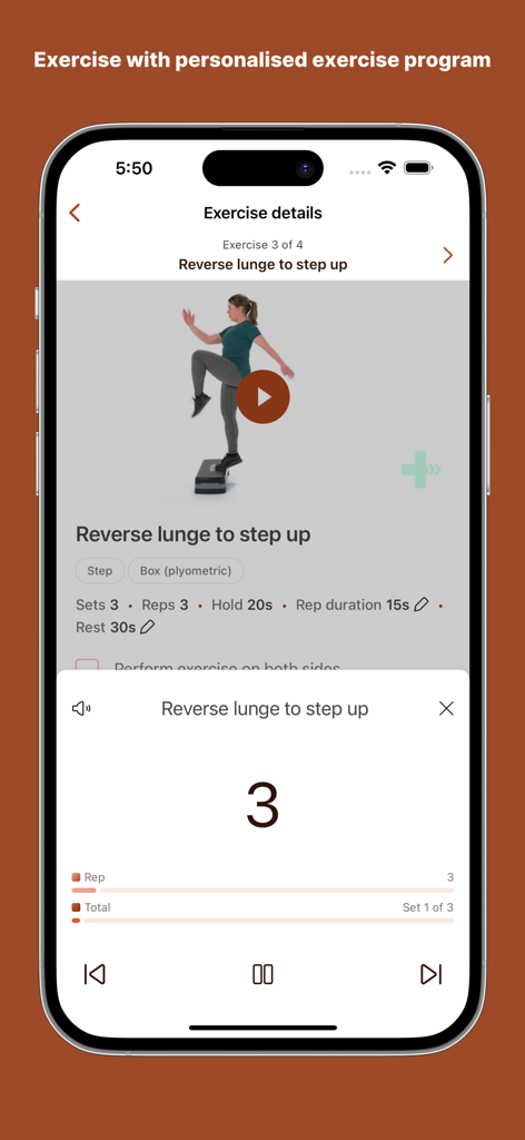 Virtual Lucy - Un programa de ejercicios personalizado en la aplicación Virtual Lucy que muestra una guía en video para una zancada inversa a paso con un contador de repeticiones.