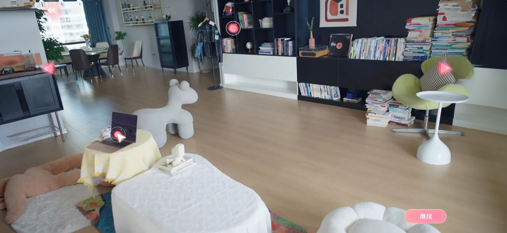 完蛋！我被美女包围了！房间里的心跳 - Una vista in prima persona di un soggiorno moderno con icone interattive in un gioco di simulazione di appuntamenti FMV