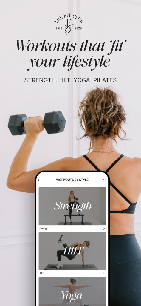 The FITclub by Yami Mufdi - Una mujer levantando una pesa junto a un teléfono que muestra las categorías de entrenamiento de la aplicación FITclub, incluyendo Fuerza HIIT y Yoga.