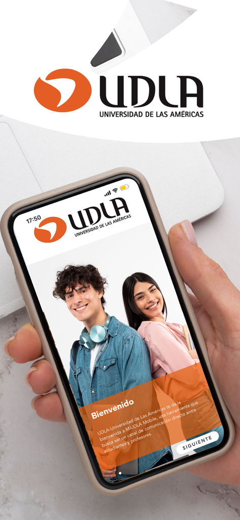 Mano sosteniendo un smartphone mostrando la pantalla de bienvenida de la aplicación Mi UDLA con el logo de la universidad y dos estudiantes