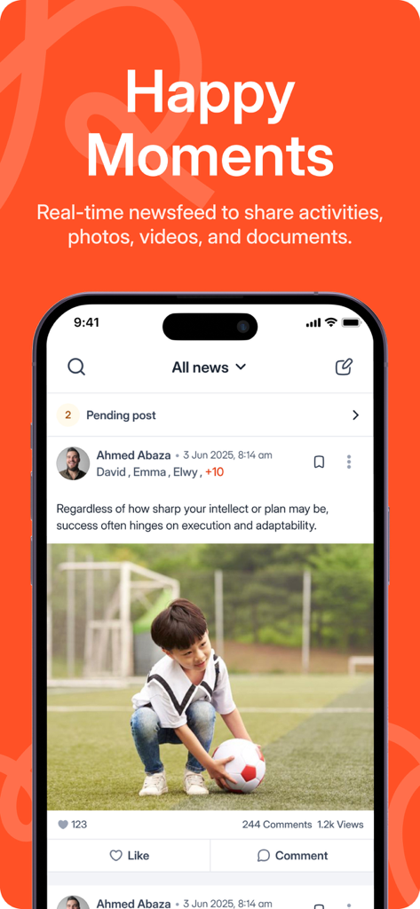 Parent: Child Care App - サッカーボールで遊ぶ子供とエンゲージメントオプションを表示するParentアプリのリアルタイムモバイルニュースフィード