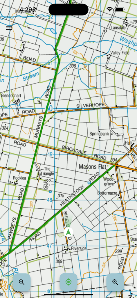 Vista de mapa topográfico con rutas de aventura y controles de navegación de vehículos