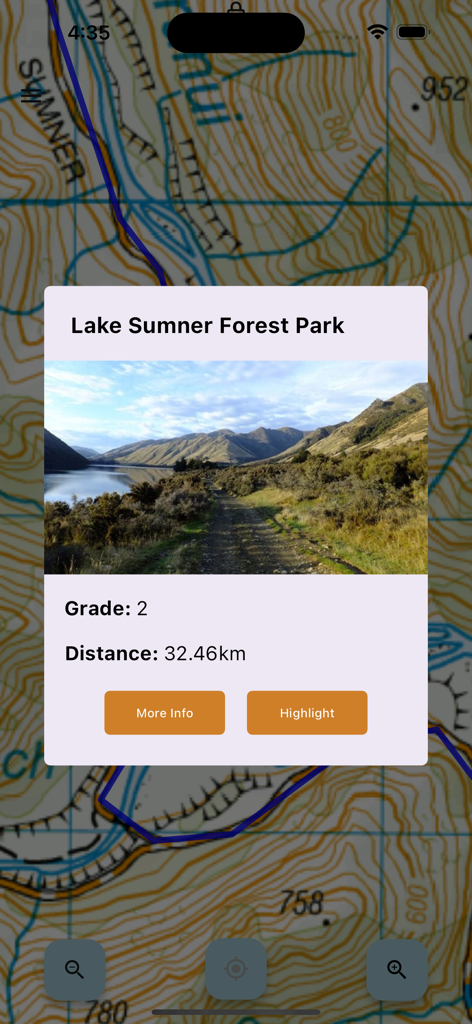 Pantalla de mapa topográfico que muestra una ventana emergente con detalles de una pista de Grado 2 en el Parque Forestal Lake Sumner, incluida la distancia y una foto de vista previa