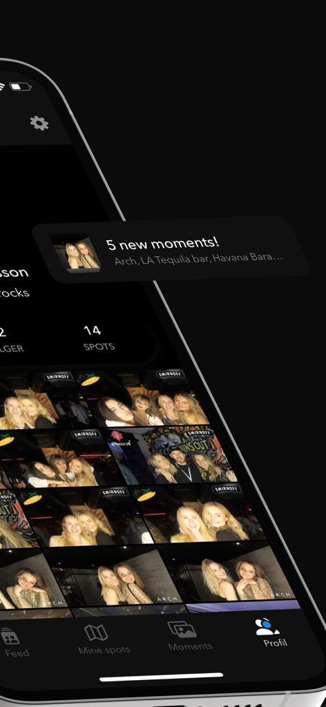 Captura de pantalla de la app Lightbooth que muestra un perfil de usuario con una cuadrícula de momentos fotográficos y una notificación de cinco nuevas cargas de locales sociales.