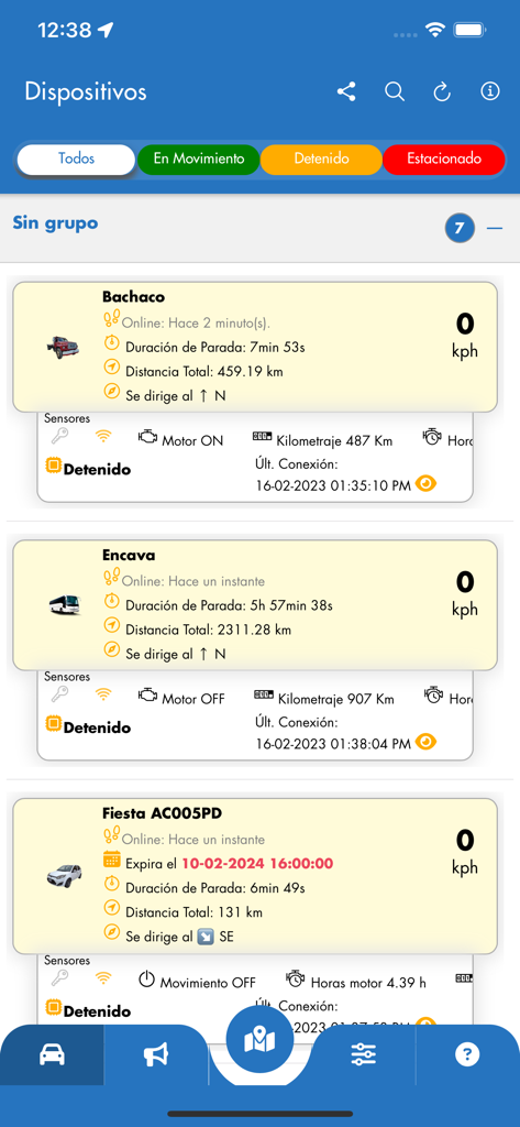 Una lista de vehículos rastreados, incluyendo un camión y un coche, que muestra el estado GPS en tiempo real y datos de sensores en la aplicación móvil Rastreo InterGPS.