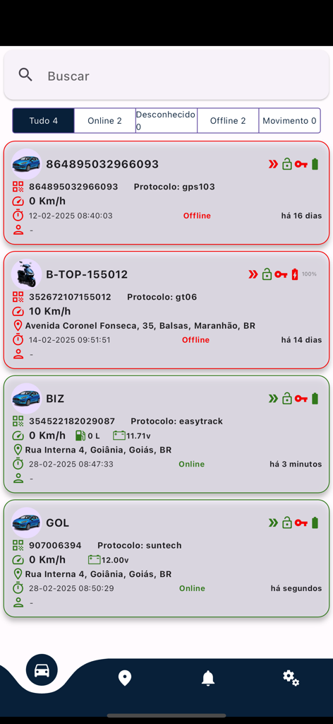Eine Liste von Fahrzeugen in der Rastreio Plus App, die Status, Standort und Echtzeit-Tracking-Daten anzeigt