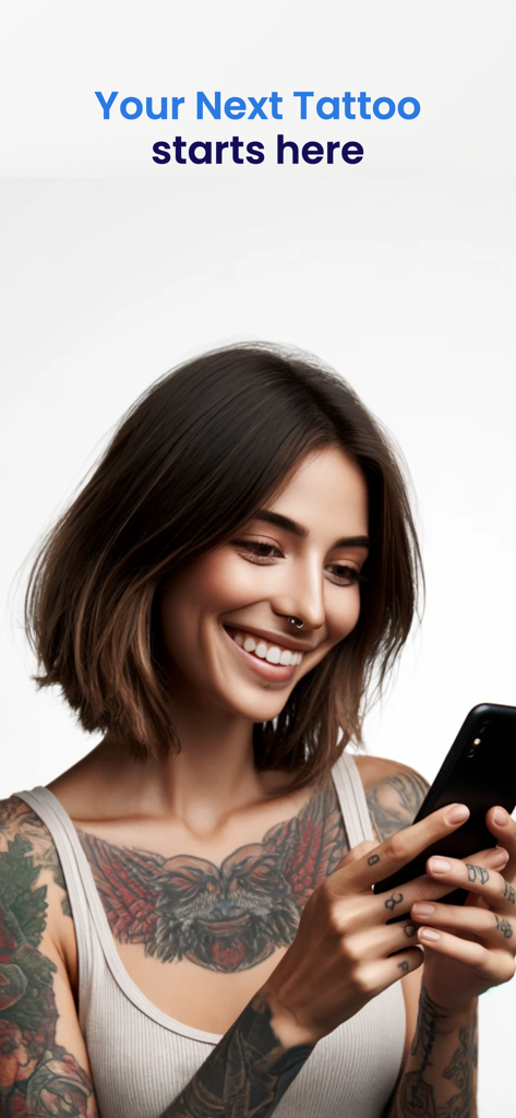 InkAI: Tattoo Designs Creator - Eine tätowierte Frau lächelt, während sie auf ihr Handy schaut, mit dem Text Dein nächstes Tattoo beginnt hier