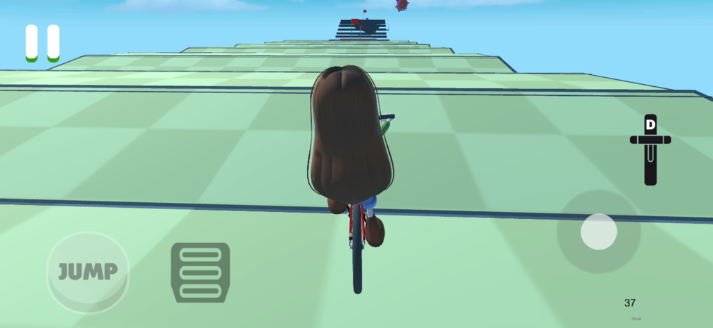 Obby on a Bike – Hardcore Ride - Un personaje pedaleando a través de un nivel de circuito de obstáculos con baldosas verdes en Obby on a Bike