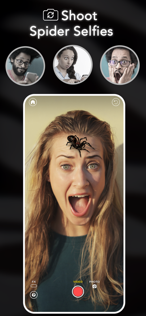 Uma mulher gritando com uma aranha de RA realista em sua testa no modo selfie do aplicativo ARSpiders.