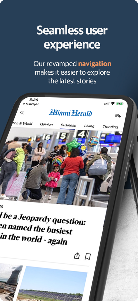 Miami Herald News app en un smartphone mostrando navegación renovada y artículos de noticias