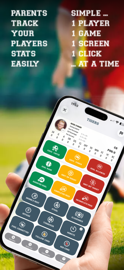 한 사람이 단일 선수에 대한 간단한 원클릭 축구 통계 추적 인터페이스를 표시하는 스마트폰을 들고 있습니다.