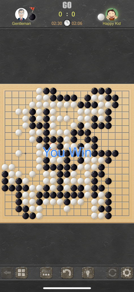 Go Game - 2 Players - Interface do jogo de tabuleiro Go mostrando uma tela de partida vitoriosa com pedras pretas e brancas em uma grade 19x19.