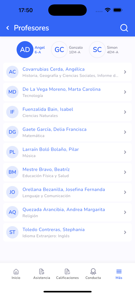 SchoolNet - Pantalla de la aplicación móvil que muestra un directorio de maestros de la escuela con sus nombres y materias en español.