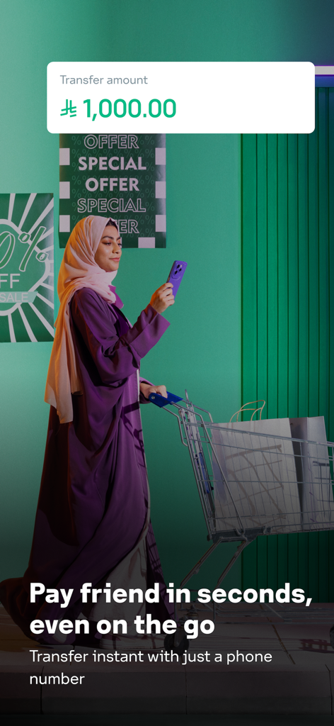 Eine Frau benutzt die STC Bank App, um beim Einkaufen sofort Geld zu überweisen.