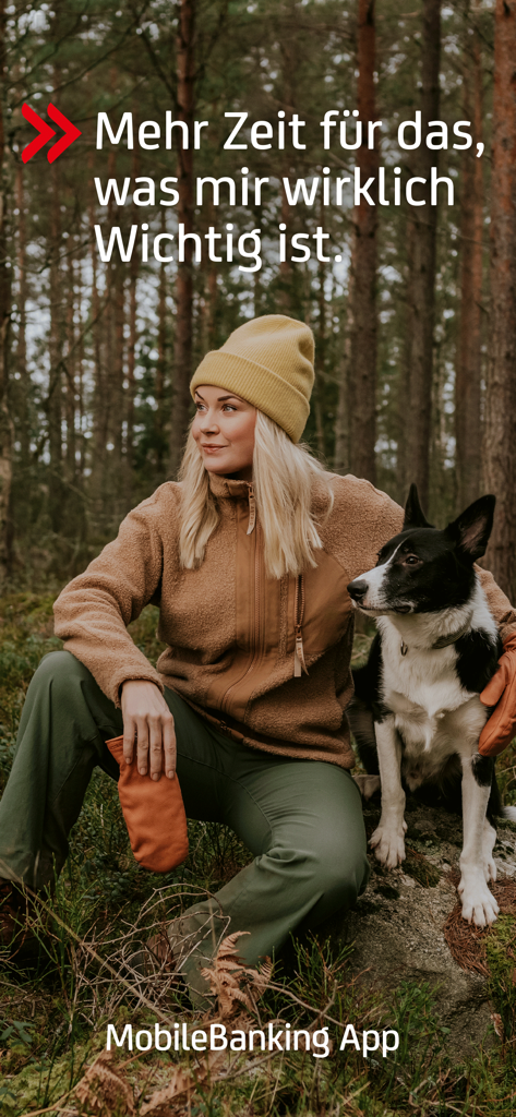 Eine Frau und ihr Hund entspannen sich in einem Wald, was die zeiteffizienten Vorteile der Bank Austria MobileBanking-App darstellt.