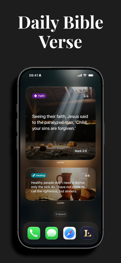 Lumen: Bible & Daily Readings - Pantalla de inicio del iPhone mostrando widgets de versículos bíblicos diarios de la aplicación Lumen con fondos de arte sacro y versículos de las Escrituras.
