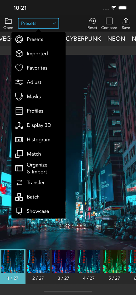 VideoLUT - VideoLUTアプリのインターフェイスに、シネマティックな街並みのシーンの上にカラーグレーディングツールとプリセットのメニューが表示されています。