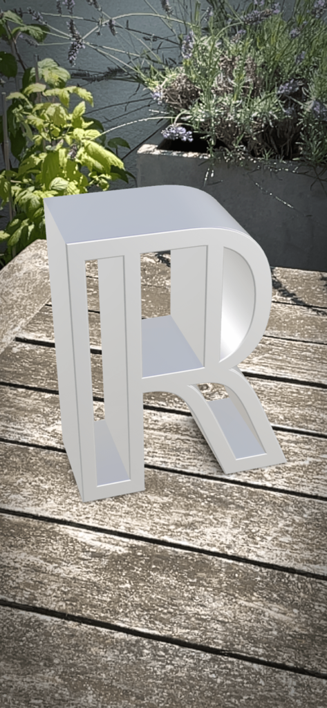 Uma letra R branca renderizada em 3D exibida em realidade aumentada em uma superfície de madeira.