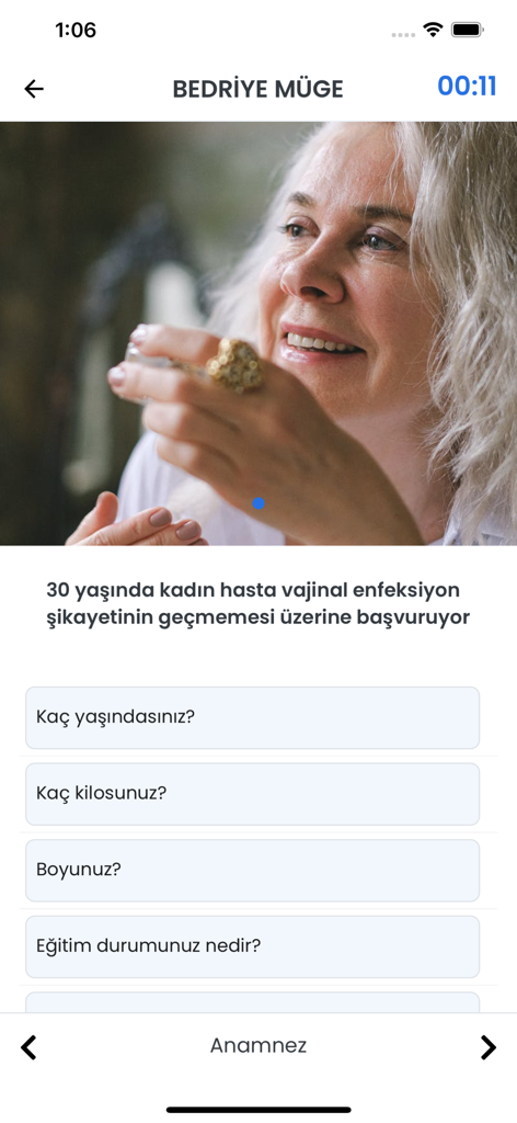 Interfaz de la aplicación Casemology mostrando una simulación de anamnesis médica para un estudio de caso clínico