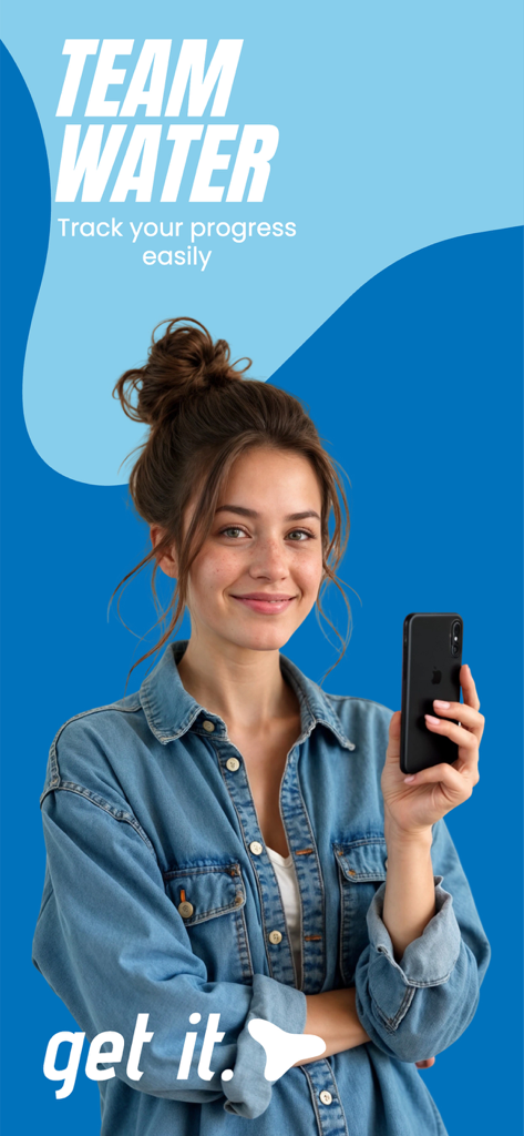 Una giovane donna che tiene uno smartphone con il branding dell'app Team Water su sfondo blu