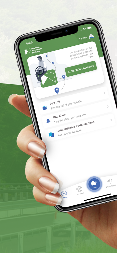 Eine Hand hält ein Smartphone, das den Startbildschirm der Pedemontana Lombarda App mit Optionen zur Mautzahlung und Verwaltung von Ansprüchen anzeigt.