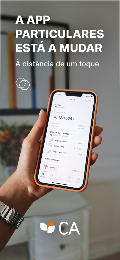 CA Mobile - Uma pessoa segurando um iPhone exibindo a interface da aplicação bancária CA Mobile com saldo de conta e transações