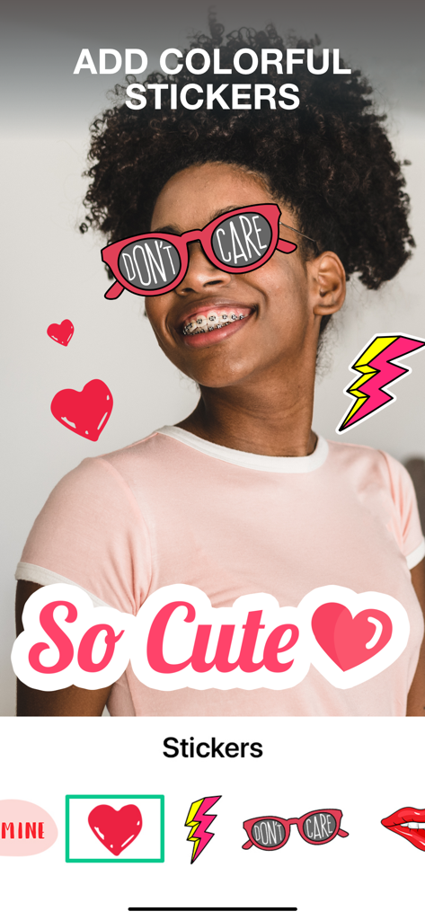 Uma pessoa com adesivos digitais divertidos como corações e óculos escuros adicionados através da interface do aplicativo Magisto.